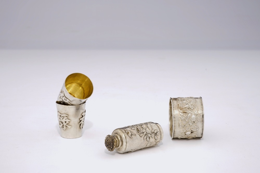 Een paar Chinese zilveren wijnkoppen, een strooier en een servetring, 19/20e eeuw