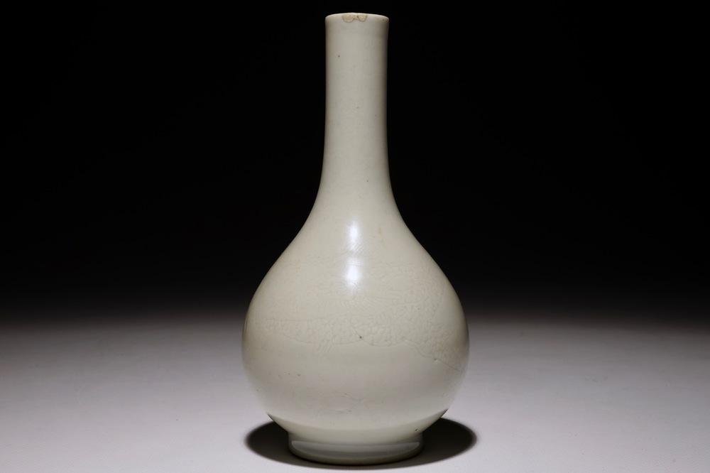 A Chinese monochrome white-glazed anhua dragon vase, 18/19th C.