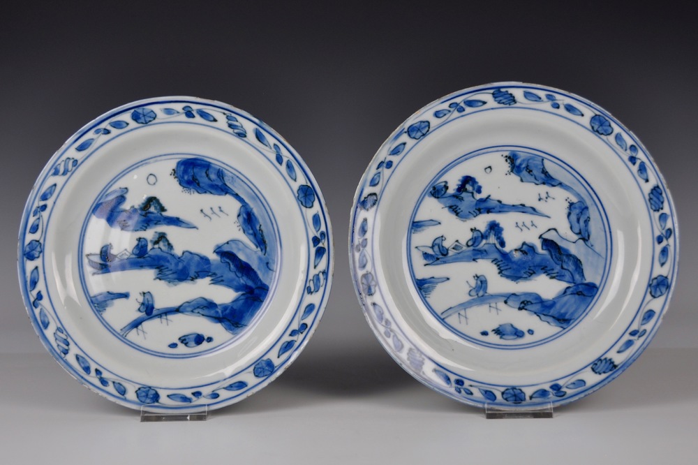 Een paar blauw-witte Chinese borden met landschapsdecor, Ming, Jiajing/Wanli