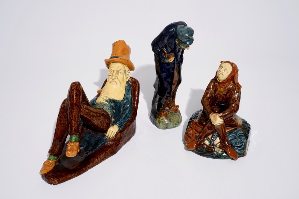 Drie figuren van een nar, een pijproker en een liggende man in Vlaams aardewerk, wellicht Caesens, 20e eeuw