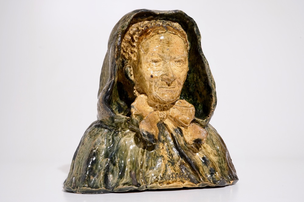 Een grote buste van een Brugs vrouwtje in Vlaams aardewerk, wellicht Vandevoorde, 20e eeuw