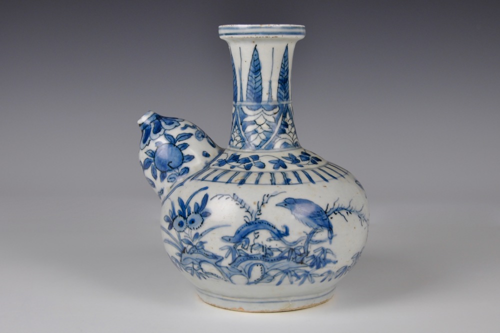 Un kendi en porcelaine de Chine bleu et blanc de type Kraak &agrave; d&eacute;cor d'une salamandre, Ming, Wanli