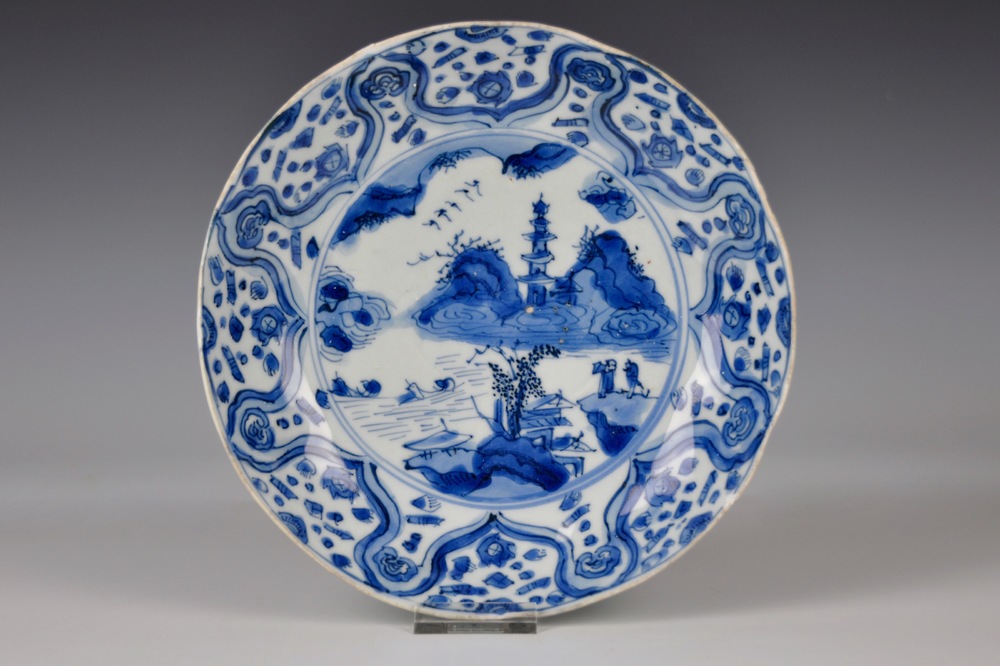 Une assiette au paysage en porcelaine de Chine bleu et blanc de type Kraak, Ming, Wanli