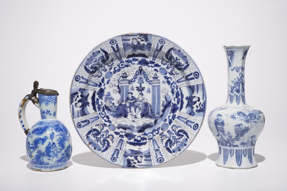 Een blauw-witte Delftse chinoiserie schotel, een vaas en een kan met tinnen deksel, 17/18e eeuw