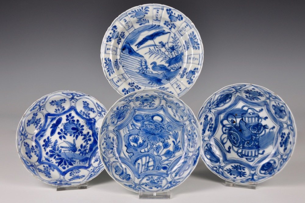 Quatre assiettes en porcelaine de Chine bleu et blanc de type Kraak, Ming, Wanli