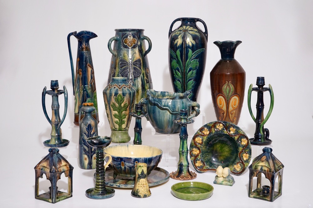 Une grande collection de poterie flamande, influence Art Nouveau, 20&egrave;me