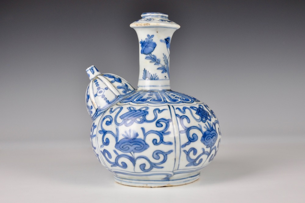 Un kendi en porcelaine de Chine bleu et blanc de type Kraak, Ming, Wanli