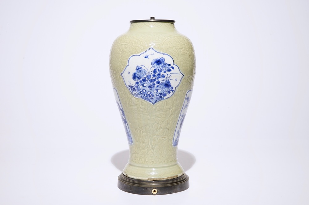 Een Chinese vaas met blauw-wit decor op sgraffito celadon fondkleur, als lamp gemonteerd, Kangxi