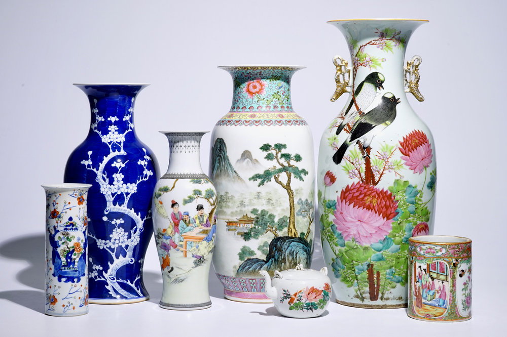 Vijf Chinese famille rose en blauw-witte vazen, een theepot en een penselenbeker, 19/20e eeuw