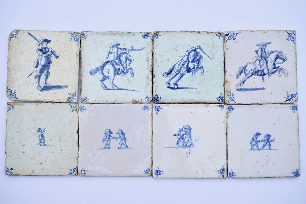 Acht blauw-witte Delftse tegels met soldaten en kinderspelen, 17/18e eeuw