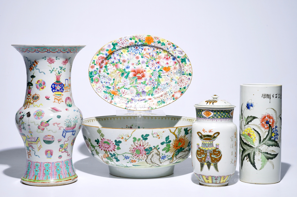 Un bol, un plat ovale et trois vases en porcelaine de Chine famille rose, 18/20&egrave;me