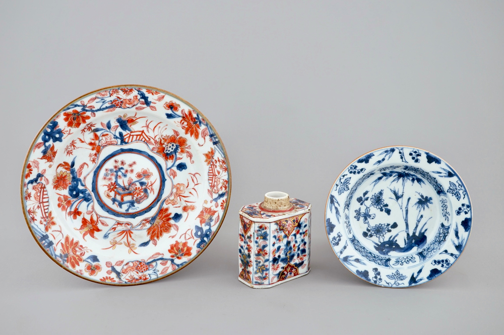 Een Chinese Imari-stijl theebus, een saladebord en een blauw-wit bord, Qianlong
