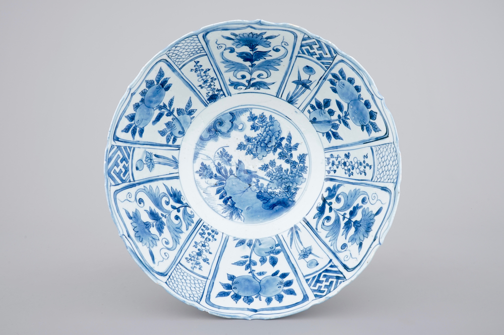 Un grand bol en porcelaine de Chine bleu et blanc de type Kraak, Dynastie Ming, Wanli
