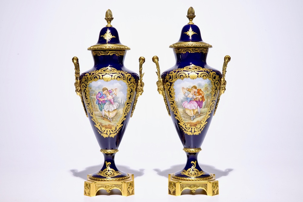 Une paire de vases couverts en porcelaine de style S&egrave;vres mont&eacute;s en bronze ormolu, 20&egrave;me