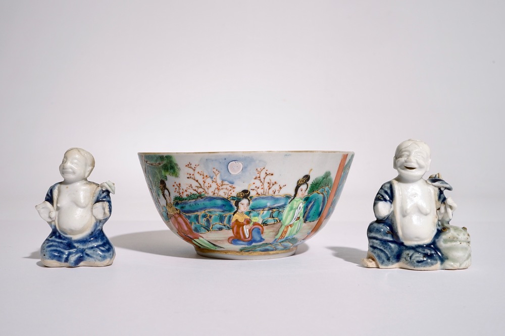 Deux mod&egrave;les de gar&ccedil;ons en bleu et blanc sur biscuit, Qianlong et un bol en porcelaine de Chine famille rose de Canton, 19&egrave;me