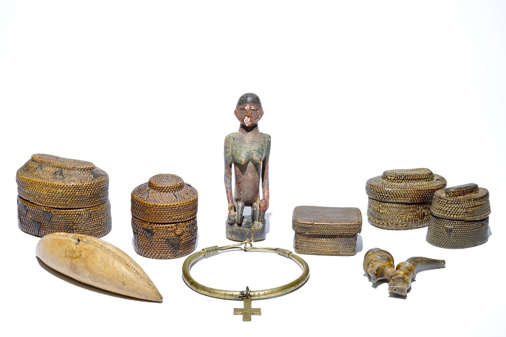 Cinq paniers, une figure en bois sculpt&eacute; polychrome, une pipe et un collier crucifixe, R.D. Congo, 1&egrave;re moiti&eacute; du 20&egrave;me