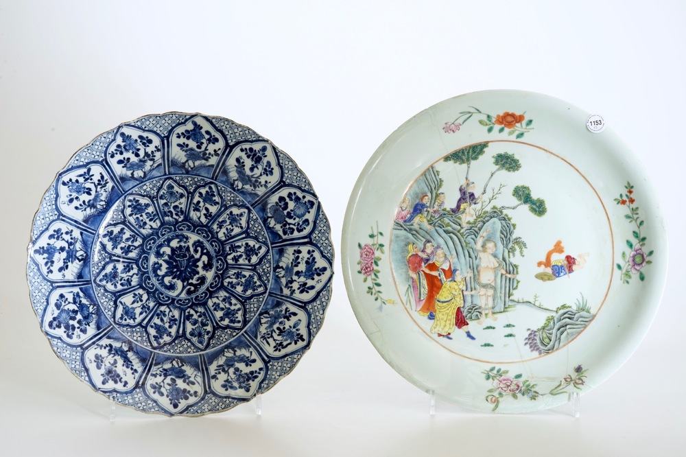 Deux plats en porcelaine de Chine bleu et blanc et famille rose, Kangxi et apr&egrave;s