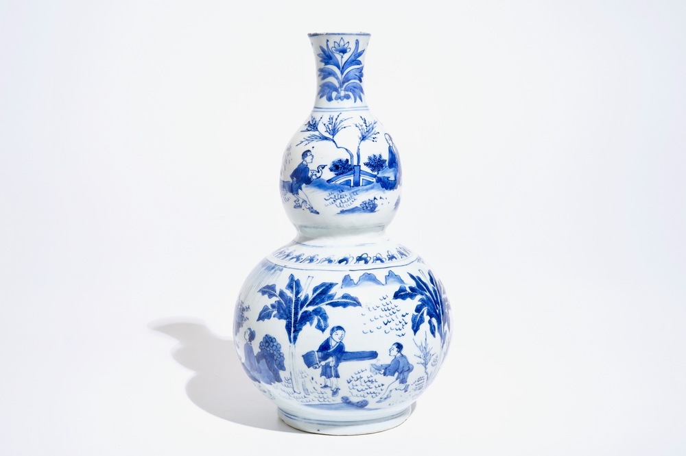 Un vase de forme double gourde en porcelaine de Chine bleu et blanc, Transition