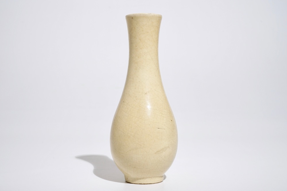 Een Chinese monochrome cr&egrave;mekleurige flesvormige vaas, 19e eeuw