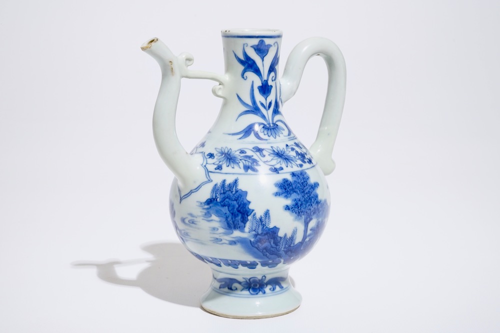 Une verseuse en porcelaine de Chine bleu et blanc, &eacute;poque Transition