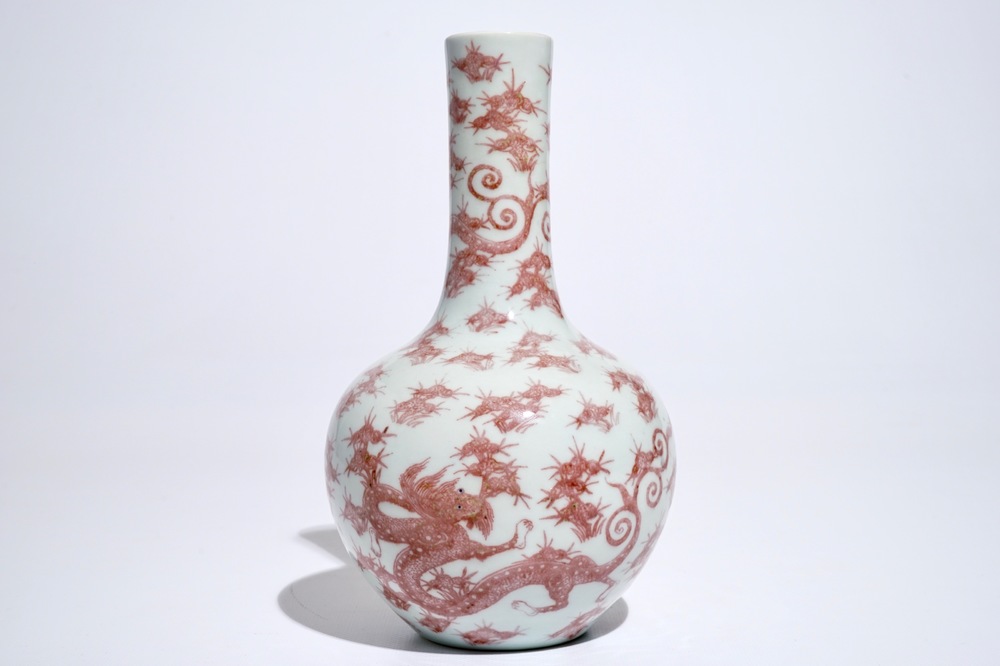 Een Chinese onderglazuur rode flesvormige drakenvaas, 19/20e eeuw