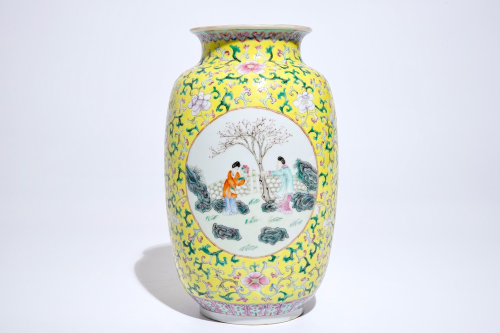 Een Chinese famille rose vaas met gele fondkleur, Qianlong merk, 19/20e eeuw