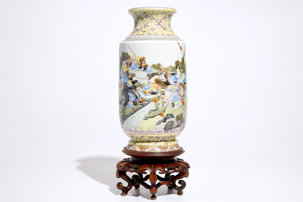 Un vase en porcelaine de Chine famille rose aux guerriers, marque de Qianlong, R&eacute;publique, 20&egrave;me