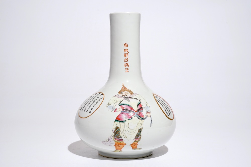 Een Chinese famille rose flesvormige Wu Shuang Pu vaas, Qianlong merk, 19/20e eeuw