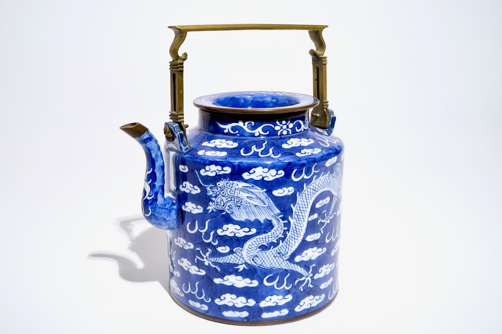 A large Chinese blue and white 'dragons' teapot, 19/20th C.