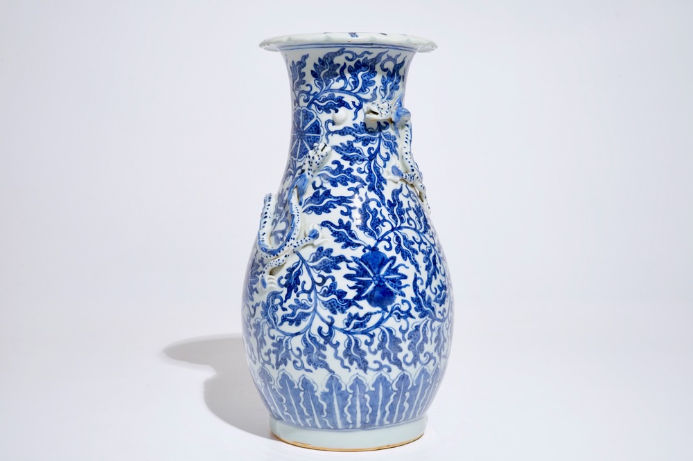 Un vase en porcelaine de Chine bleu et blanc aux rinceaux de lotus, 19&egrave;me