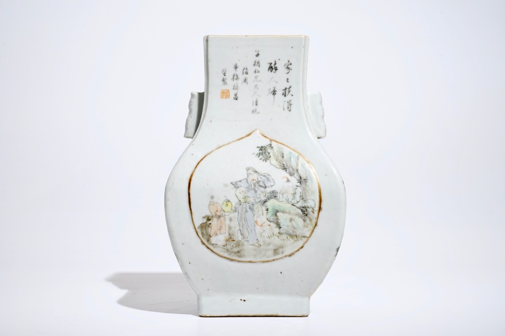 Un vase de forme fanghu en porcelaine de Chine qianjiang cai, 19/20&egrave;me