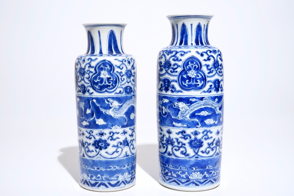 Deux de vases de forme rouleau en porcelaine de Chine bleu et blanc aux dragons, Kangxi