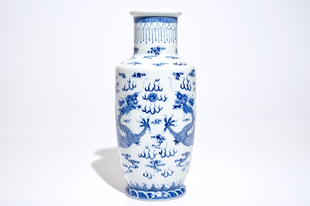 Een Chinese blauwwitte rouleau vaas met draken, 19/20e eeuw
