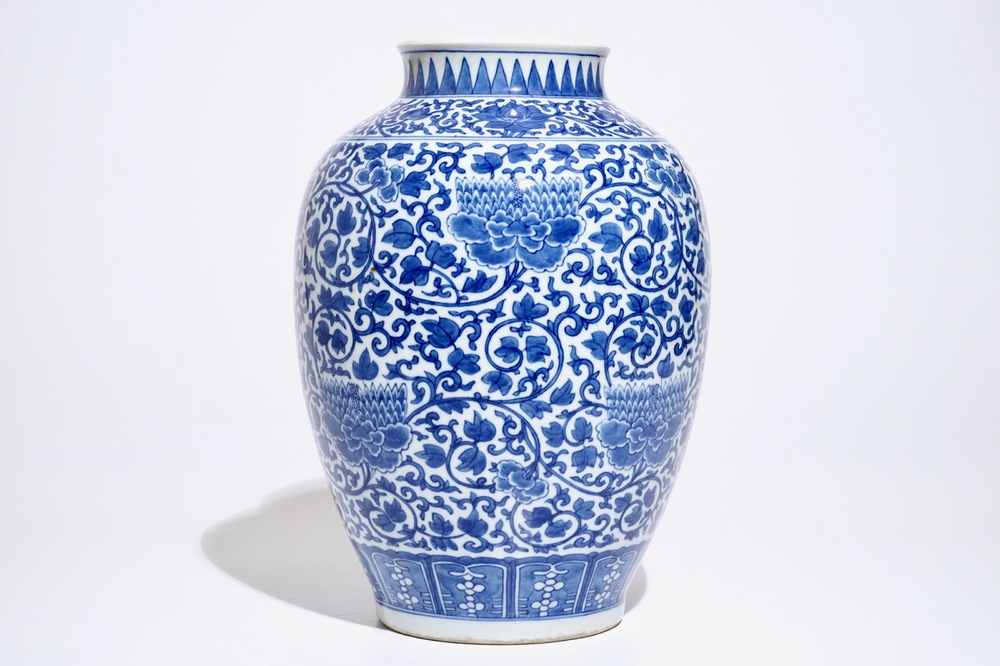 Un vase en porcelaine de Chine bleu et blanc aux rinceaux de pivoine, 19&egrave;me