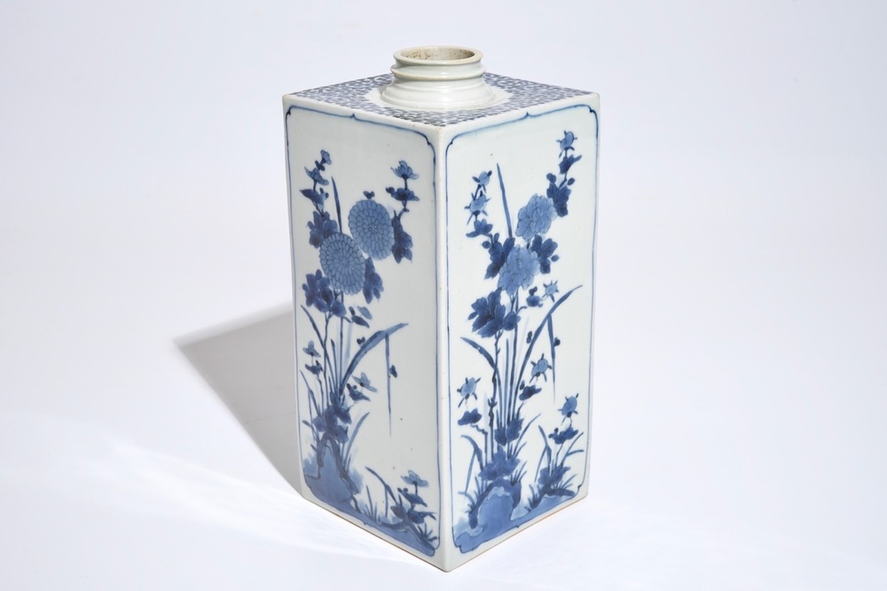 Een vierkante Japanse blauwwitte fles met floraal decor, Arita, 17/18e eeuw