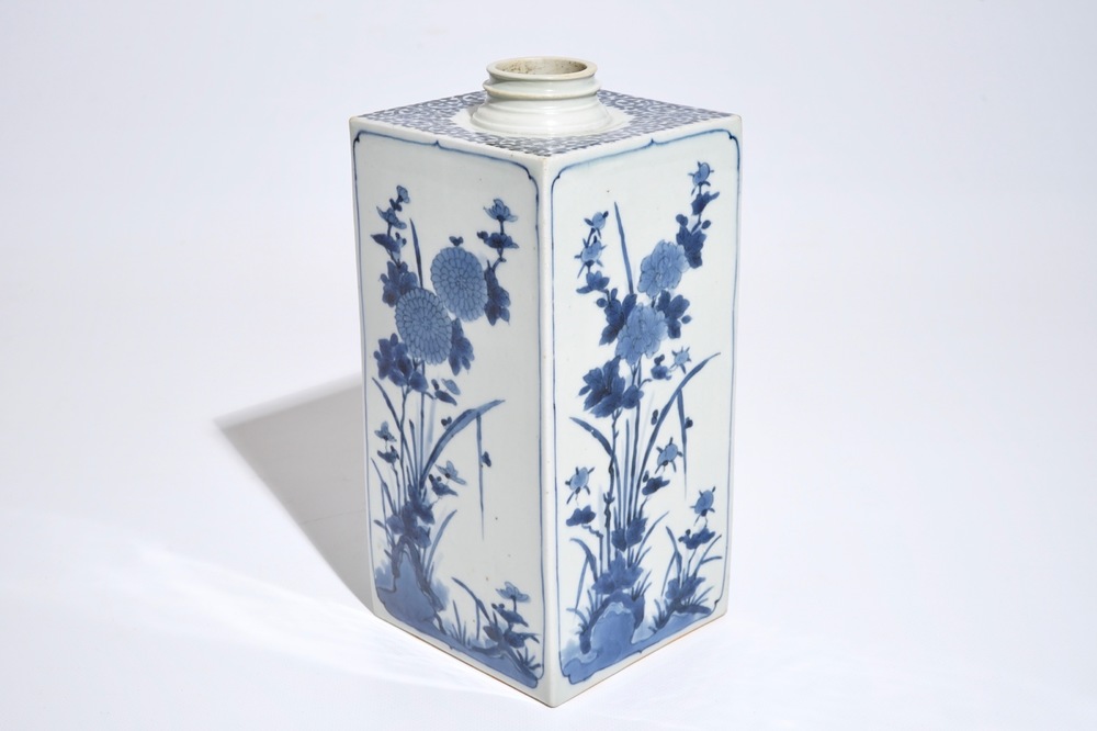 A Japanese Arita blue and white square canister with floral design, 17/18th C.