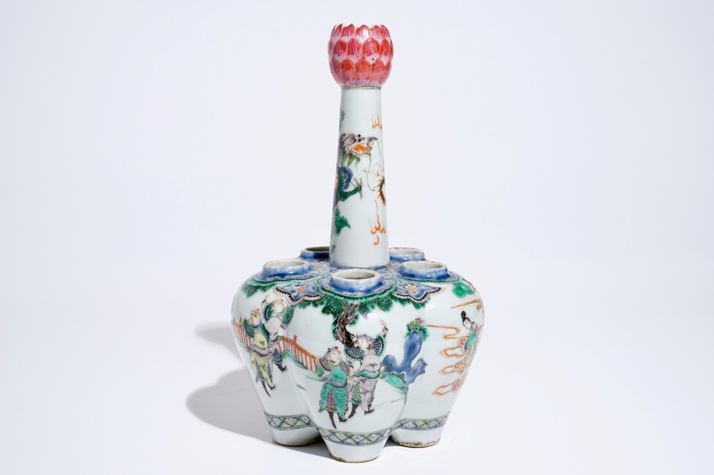 A Chinese verte-rose tulip vase, Qianlong mark, 19th C.