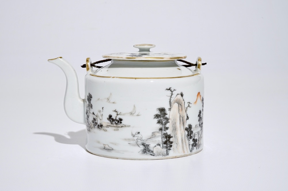 A Chinese qianjiang cai teapot and cover, Tongzhi mark, 19/20th C.