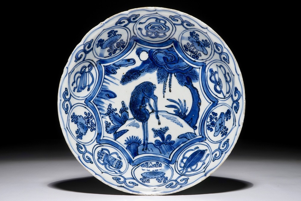 Een Chinees blauwwit kraak porseleinen bord met een hert, Ming, Wanli
