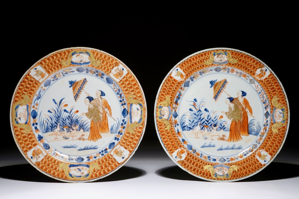 Une paire d'assiettes en porcelaine de Chine de style Imari &agrave; d&eacute;cor d'apr&egrave;s Cornelis Pronk: &quot;Dames au Parasol&quot;, ca. 1736-1738
