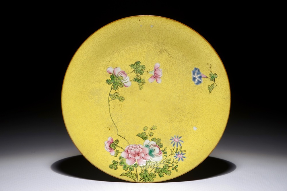 A Chinese famille rose yellow-ground sgraffiato plate, 18/19th C.