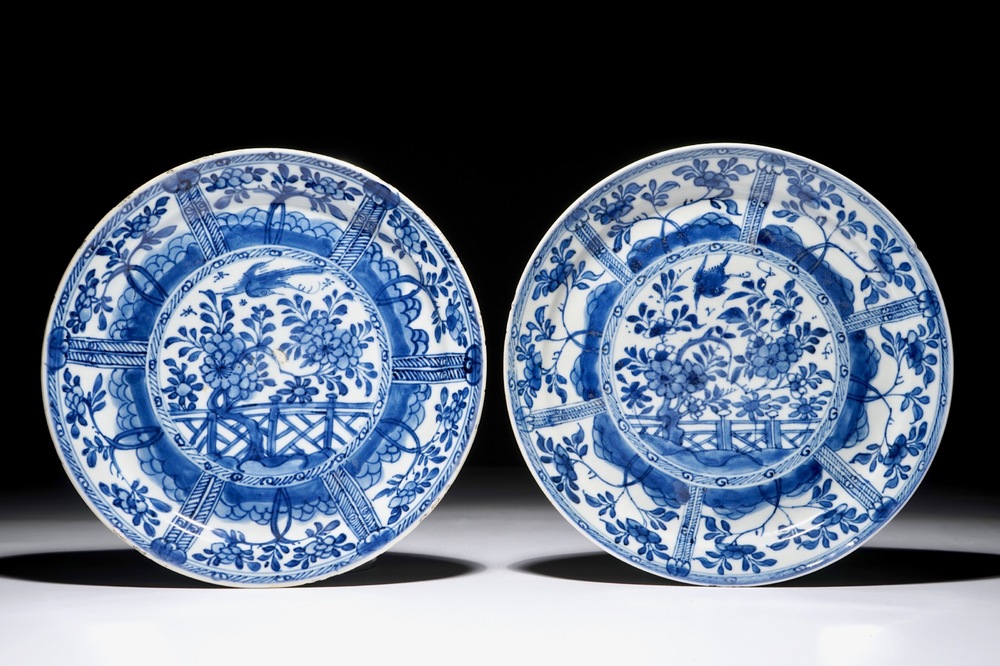 Deux assiettes en porcelaine de Chine bleu et blanc d'apr&egrave;s un mod&egrave;le en Delft, Kangxi