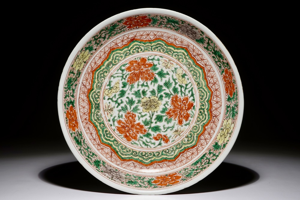 Een Chinese wucai schotel met pioenrozendecor, Kangxi