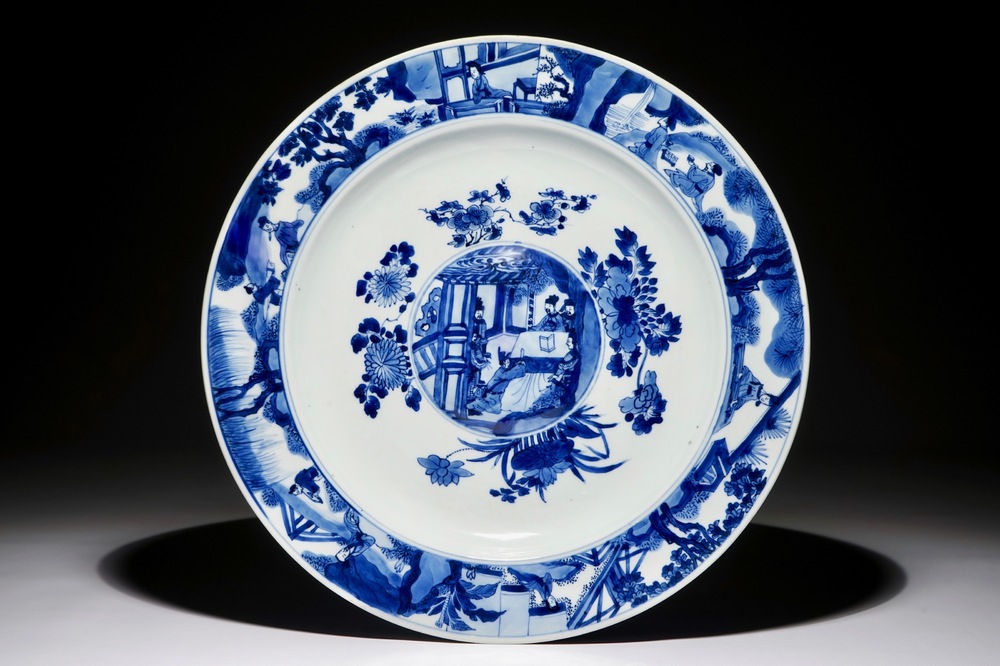 Un plat ombilic en porcelaine de Chine bleu et blanc, Kangxi