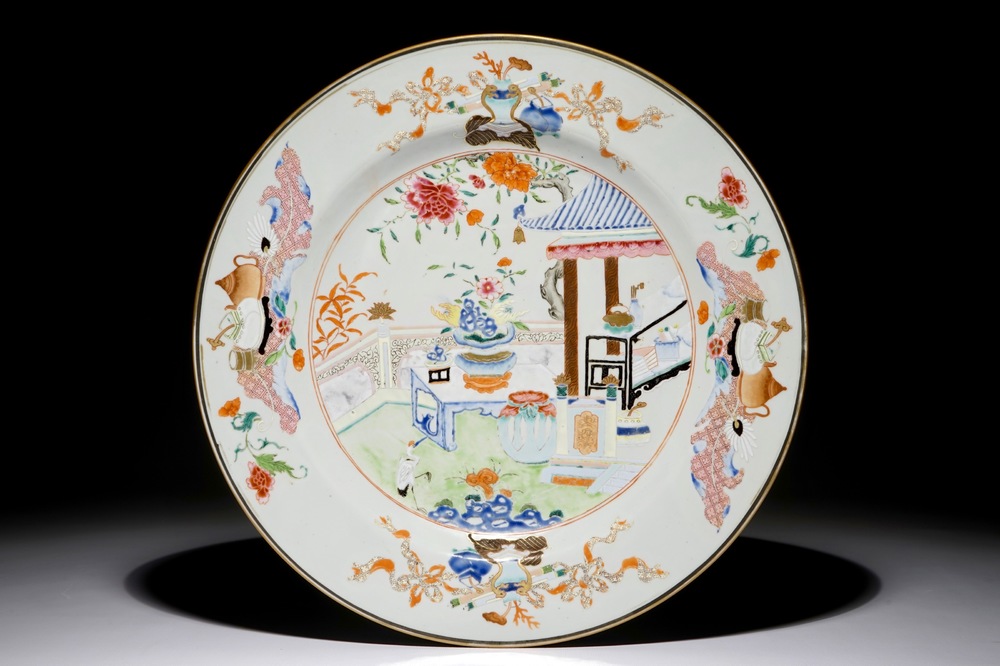 Un grand plat en porcelaine de Chine famille rose &agrave; d&eacute;cor d'antiquit&eacute;s, Qianlong
