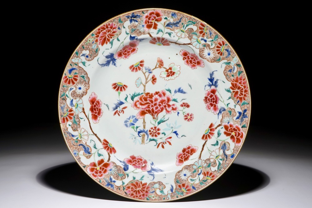 Un plat en porcelaine de Chine famille rose &agrave; d&eacute;cor floral, Yongzheng/Qianlong