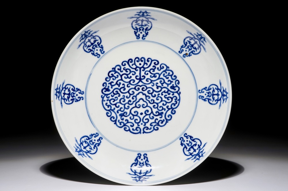 Une assiette &quot;Shou&quot; en porcelaine de Chine bleu et blanc, marque de Tongzhi, 19/20&egrave;me