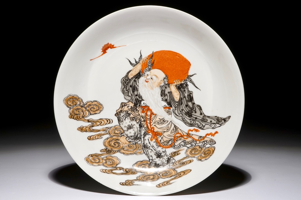 Une assiette en porcelaine de Chine &agrave; d&eacute;cor de Shou Lao avec une p&ecirc;che, marque de Qianlong, R&eacute;publique