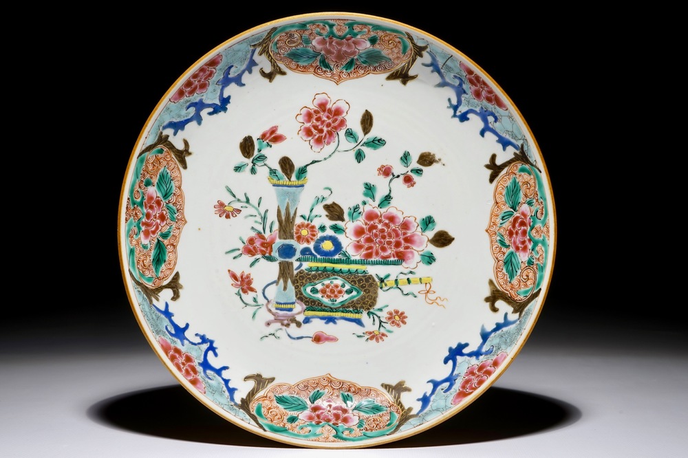 Un plat en porcelaine de Chine famille rose au dos caf&eacute; au lait, Qianlong