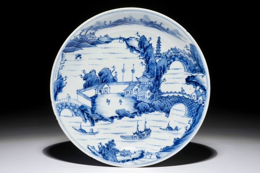Een fijn Chinees blauwwit bord met landschapsdecor, Kangxi
